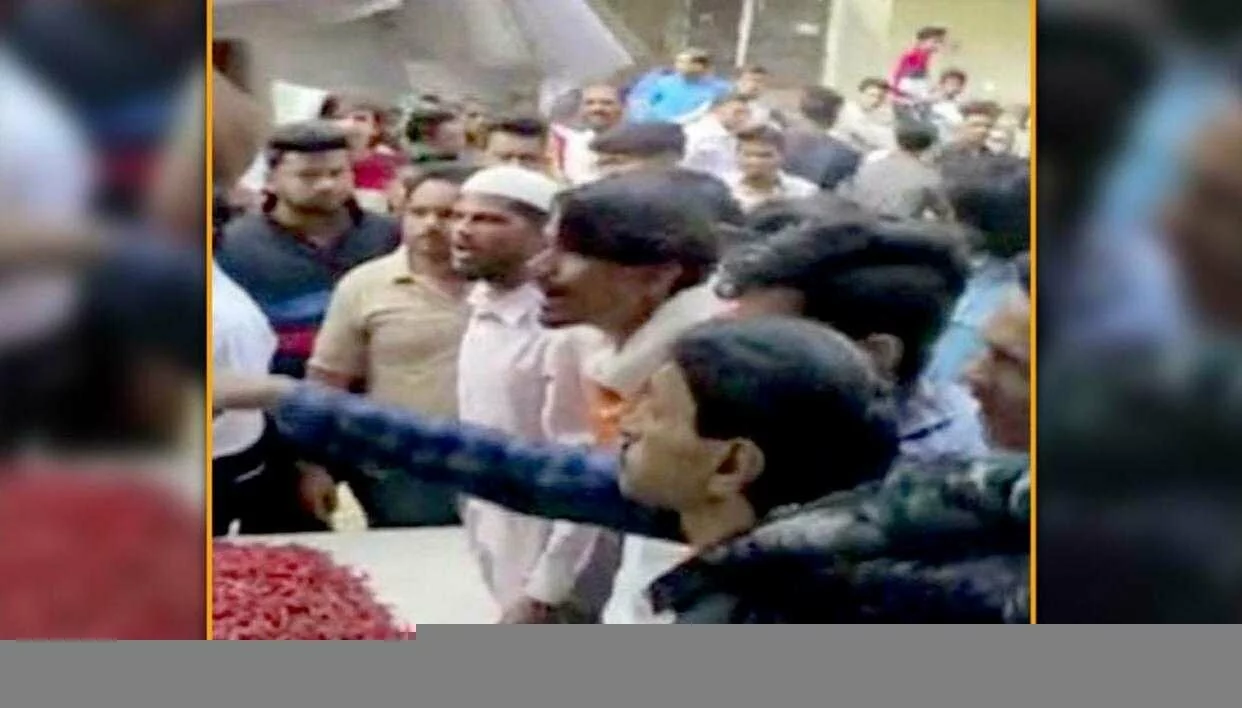 Maharashtra: Trader in Mumbai tackles 'Bharat Bandh' protesters with red chilli powder - Republic World