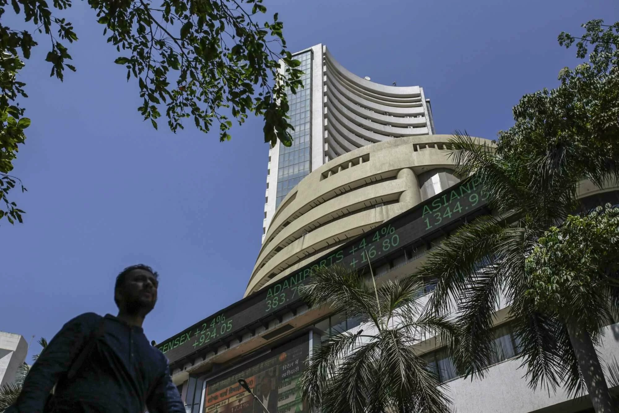 India Stocks, Rupee Slide as Oil Wipe-Out Signals Growth Worries
