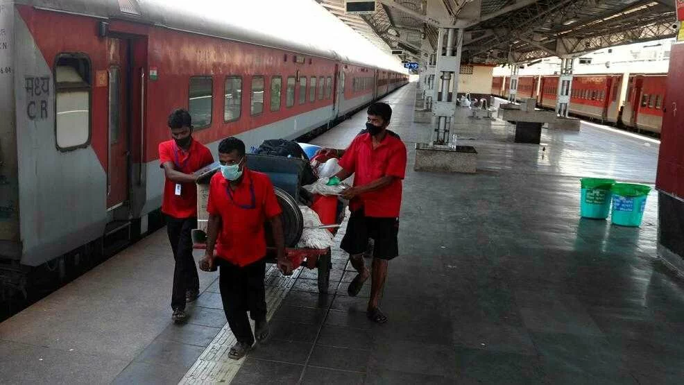 India halts its crucial train network to try to stop virus