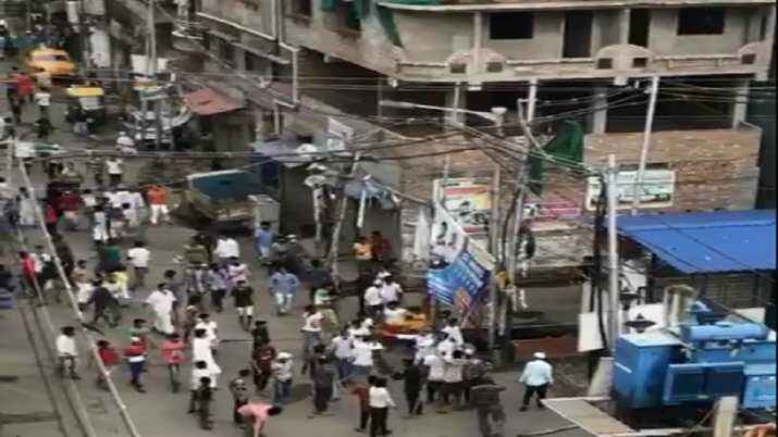 Howrah: Police attacked by mob during an attempt to enforce lockdown