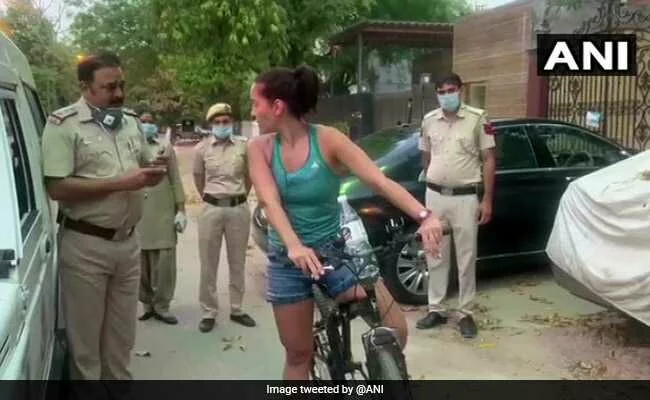 Uruguay Woman Stopped For Not Wearing Mask Argues With Delhi Cops