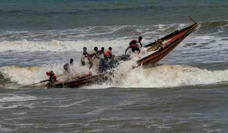 Pakistan soldiers shoot at 2 boats off Gujarat coast, fisherman injured