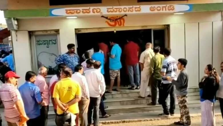 Mutton Mania! Bengaluru Butcher Shop Sells 600 Kg of Goat Meat on Hosa Todaku as Hundreds Queue Up (Watch Viral Video) | 👍 LatestLY