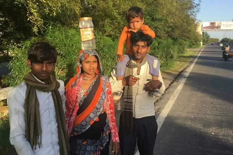 Coronavirus: Daily wage workers in India brave long walk home amid lockdown